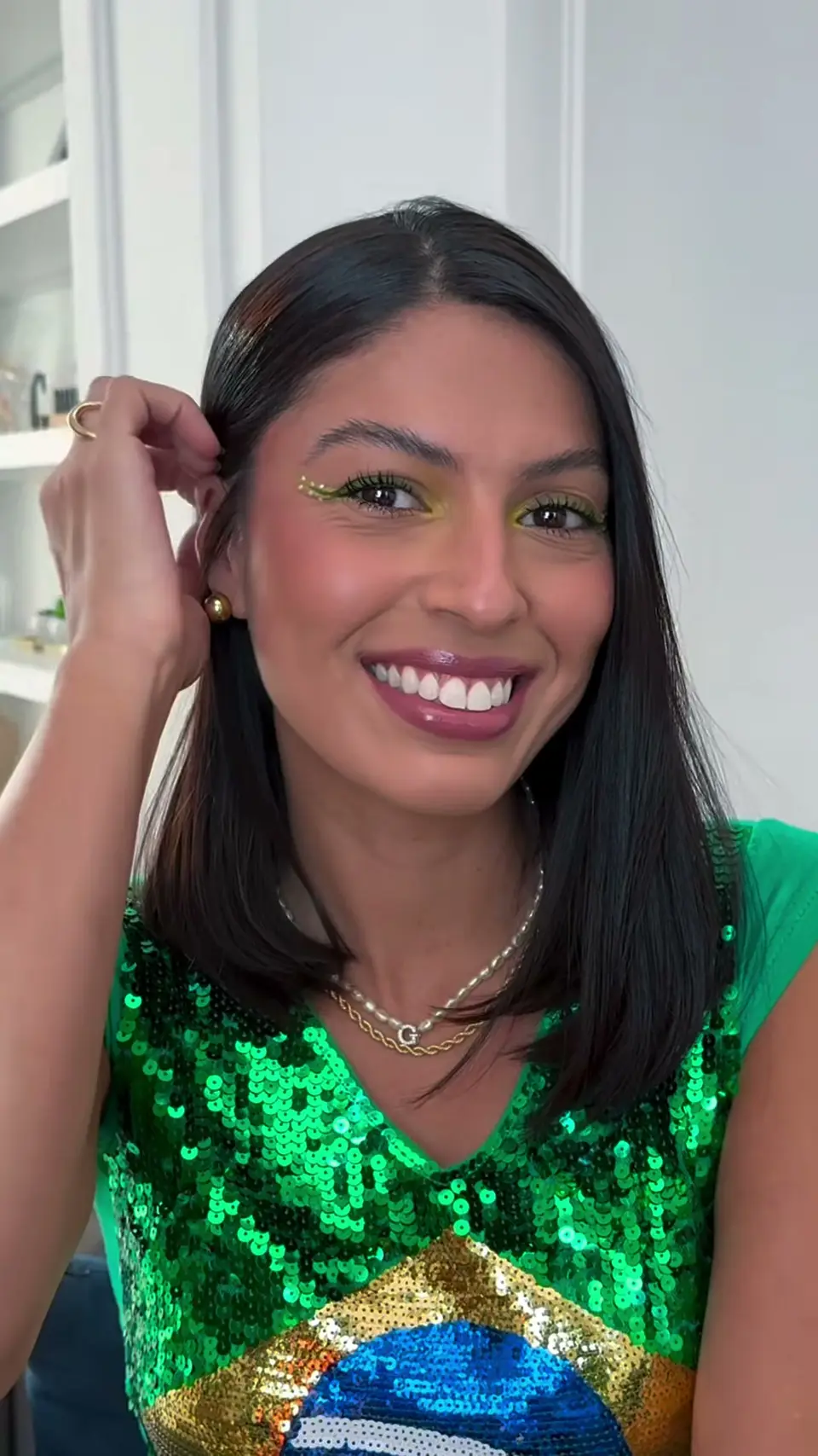 Gabriela sorrindo em frente ao espelho