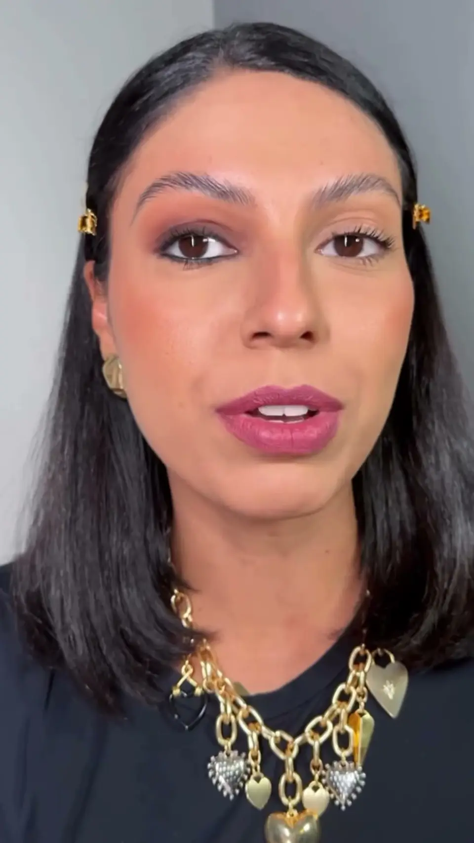 Gabriela com maquiagem de olhos esfumados