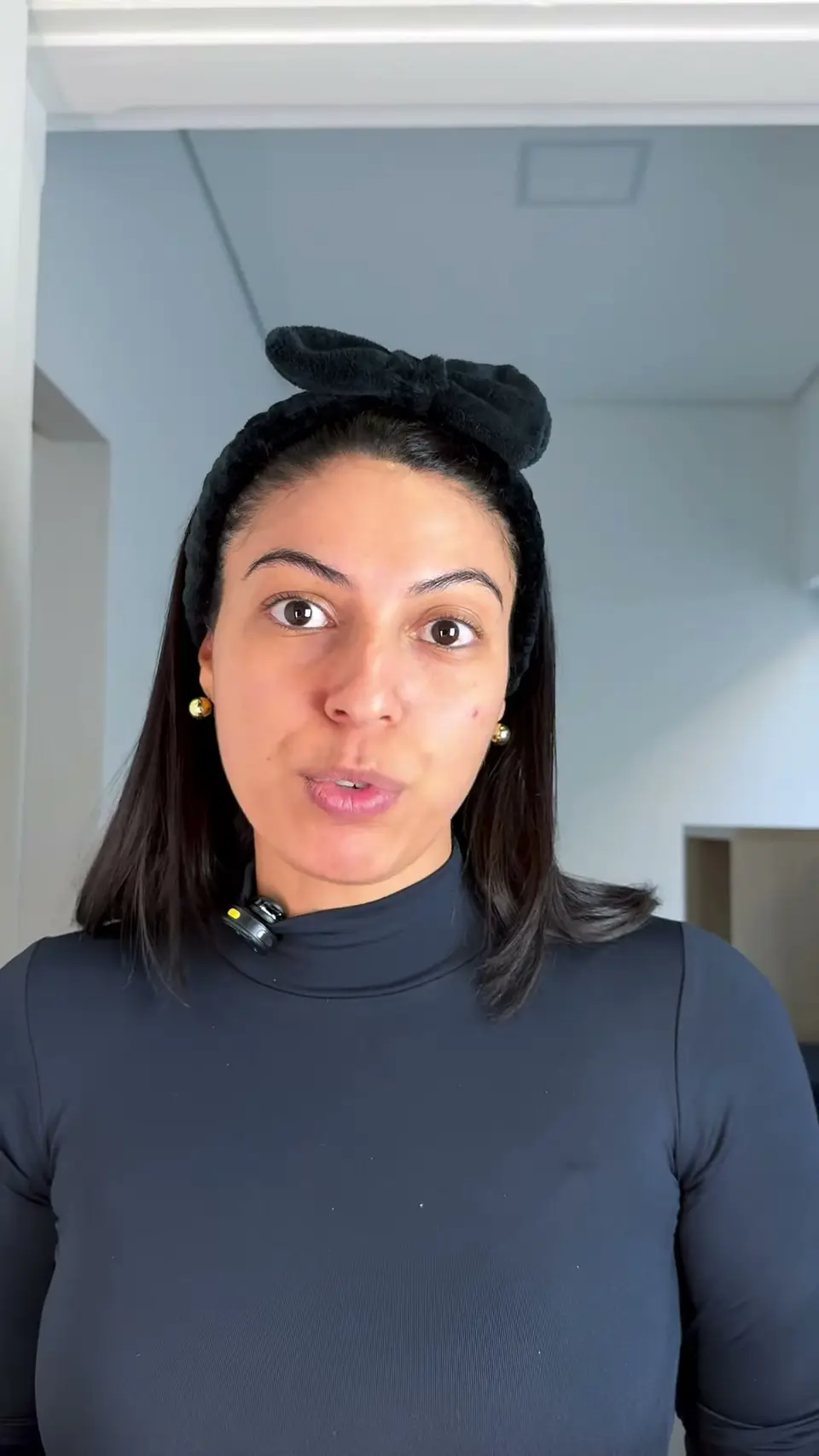 Gabriela de pele limpa, sem maquiagem