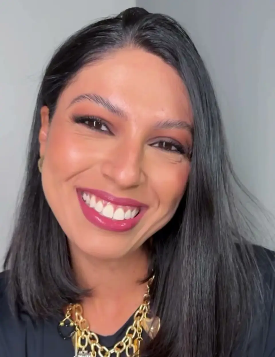Gabriela Tosto sorrindo, de maquiagem pronta