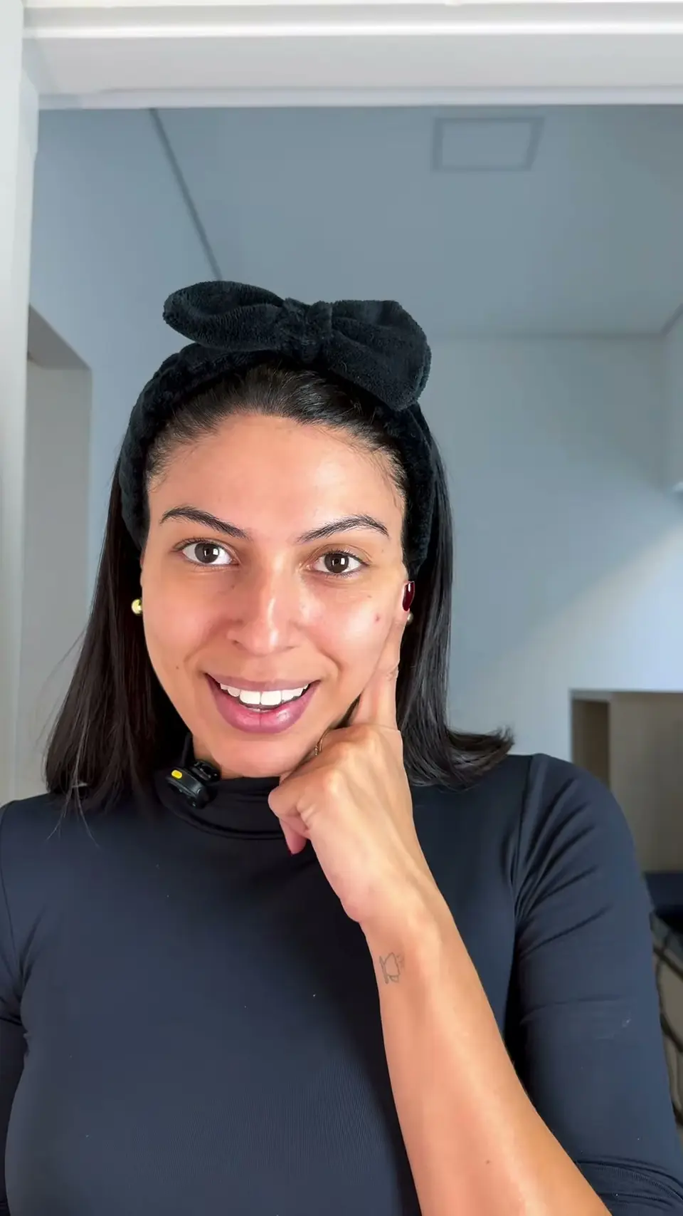 Gabriela sorrindo enquanto explica a rotina de skincare