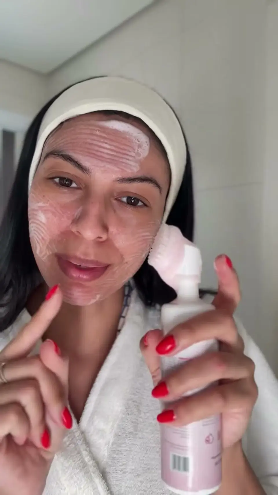 Gabriela aplicando espuma de limpeza no rosto